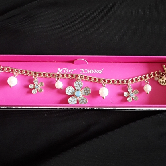Betsey Johnson Jewelry - Betsey Johnson FLOWER CHARM BRACELET
